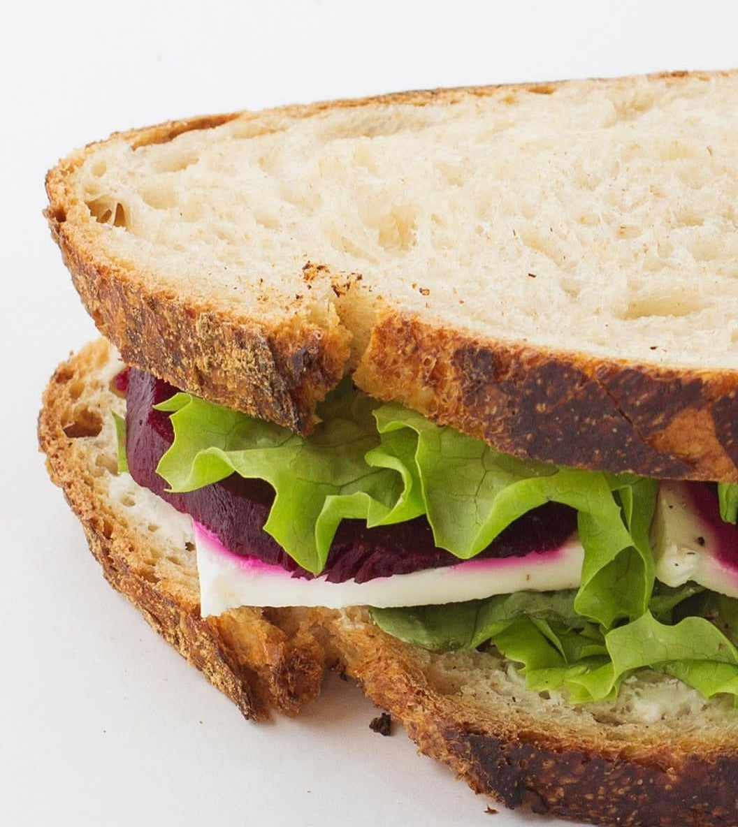 Süzme Peynirli ve Pancarlı Ekşi Maya Sandviç